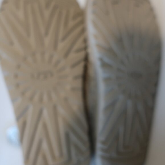 Womens Ugg S/N 1004774 Silver Metallic Suede Bailey Button Booties 7 - Picture 7 of 8